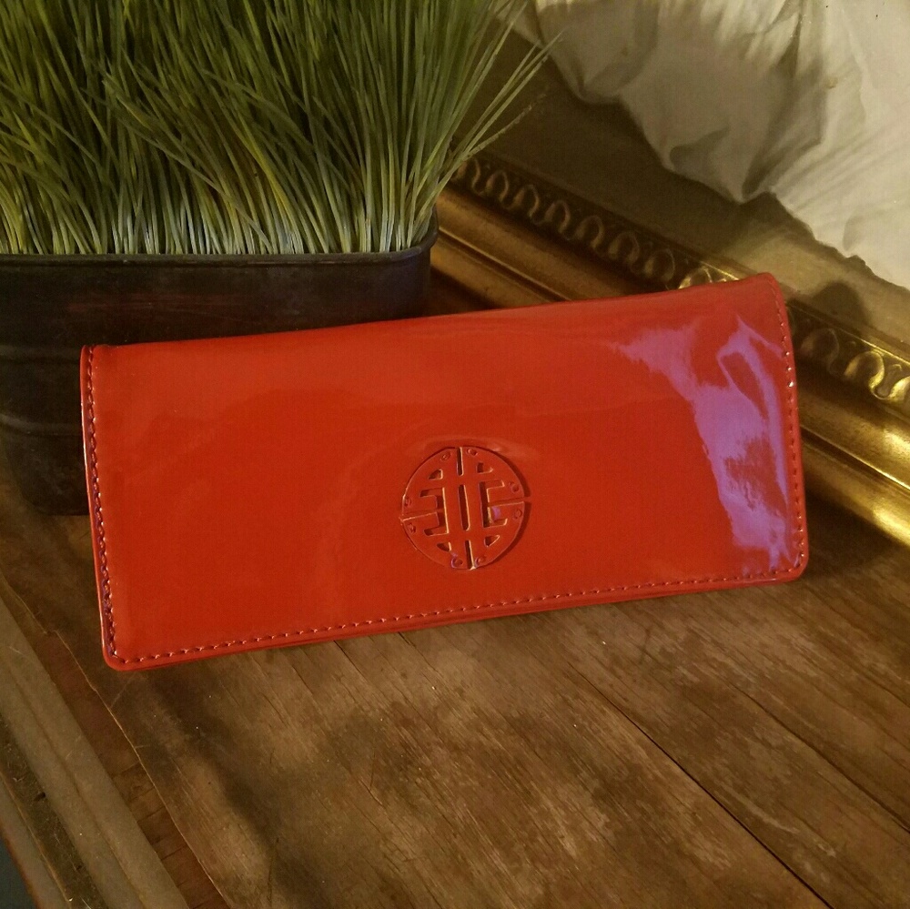 💥 CLEARANCE💥  Patent Leather Melani Clutch NWT