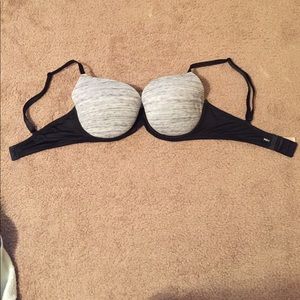 34 DD Victoria’s Secret Pink bra