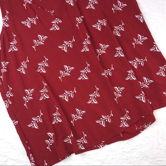 Flowy Red Sleeve Less Old Navy Blouse - Picture 3 of 6