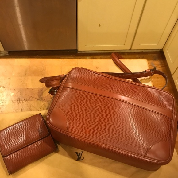 LV WKND SALE! Louis Vuitton Brown EPI Small Wallet - Picture 2 of 8