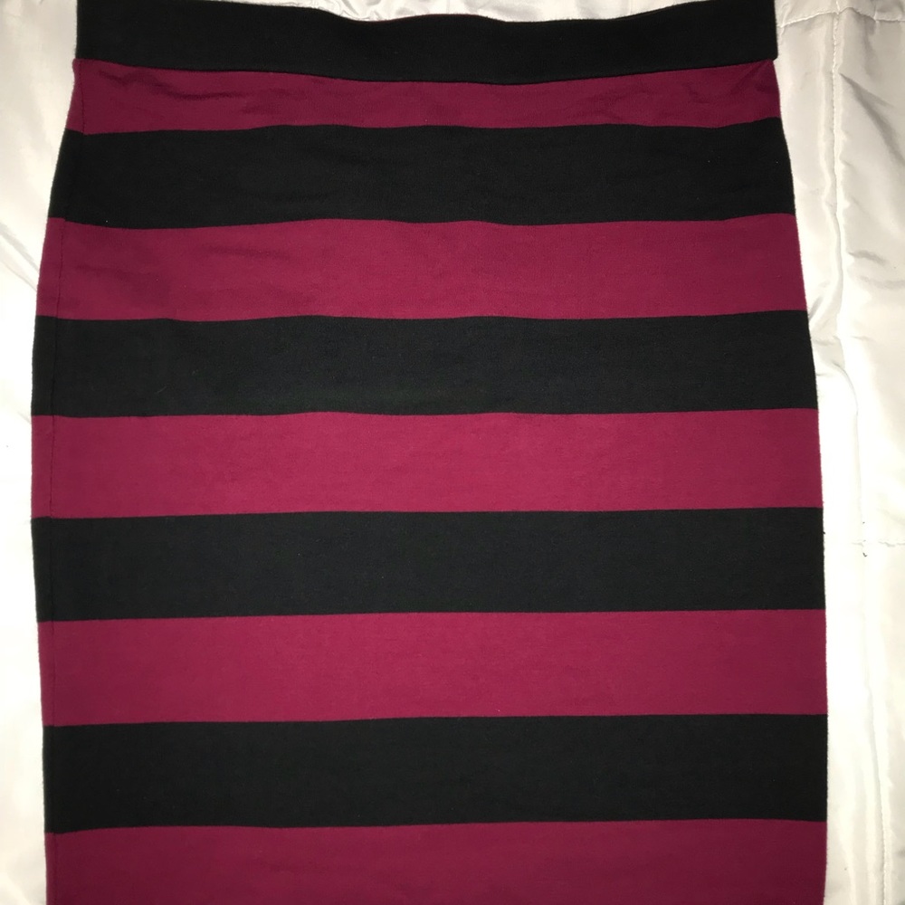 Black and red strip pencil skirt.
