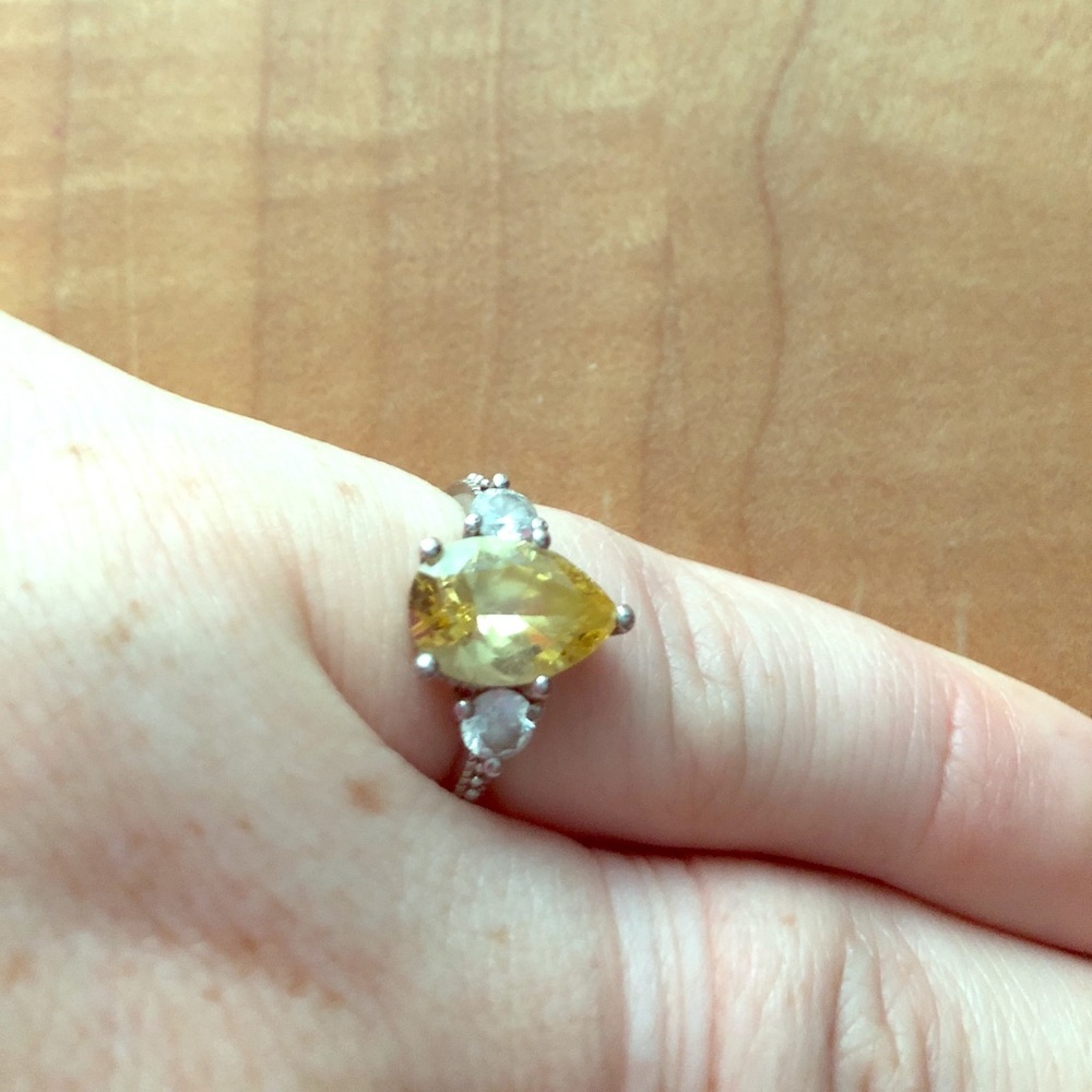 Size 7 costume yellow pear shaped ring