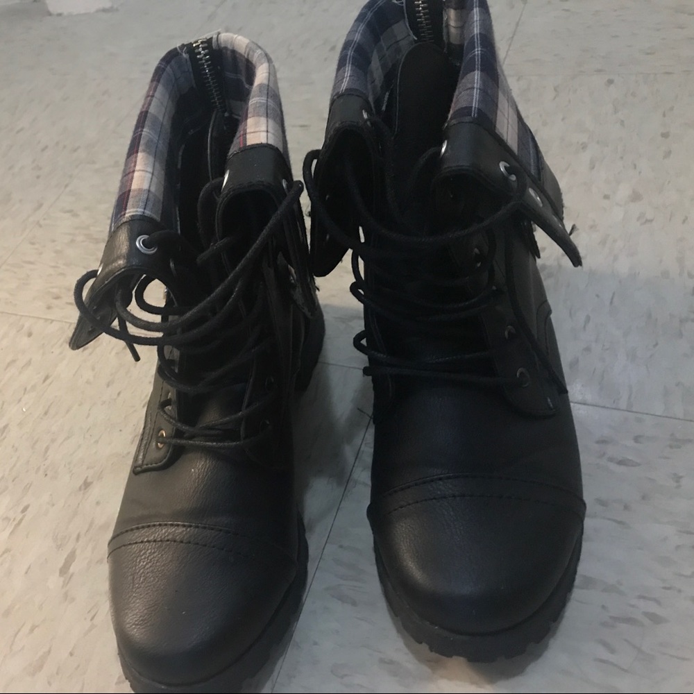 Combat boots