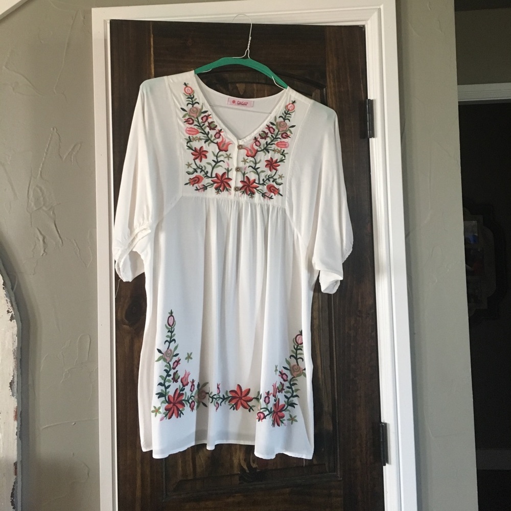White dress with embroidery size medium
