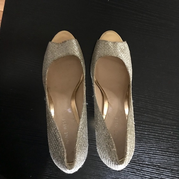 Nine West silvery gold, glittery Heels - Picture 3 of 6