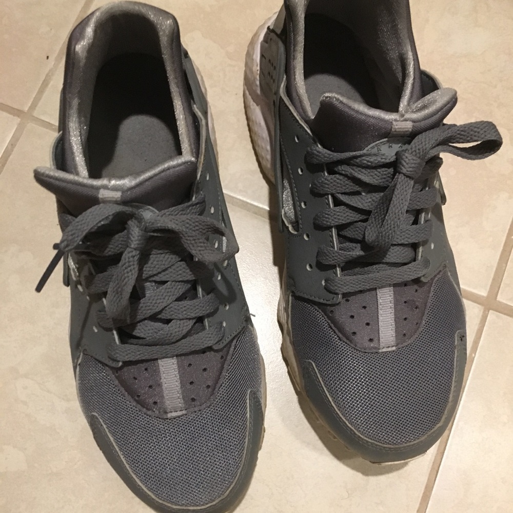 Boys size 6 Nike Huarache/ ladies size 8