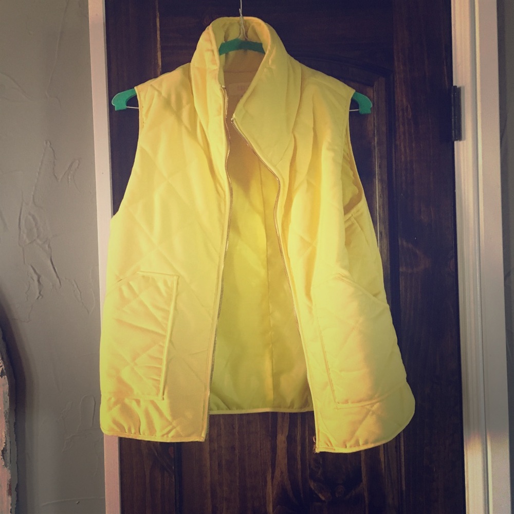 Yellow vest with zipper size large