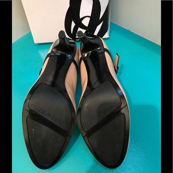 Nine West NIB Nude Pumps w/Black Strap 3 1/2 inch - Picture 2 of 4