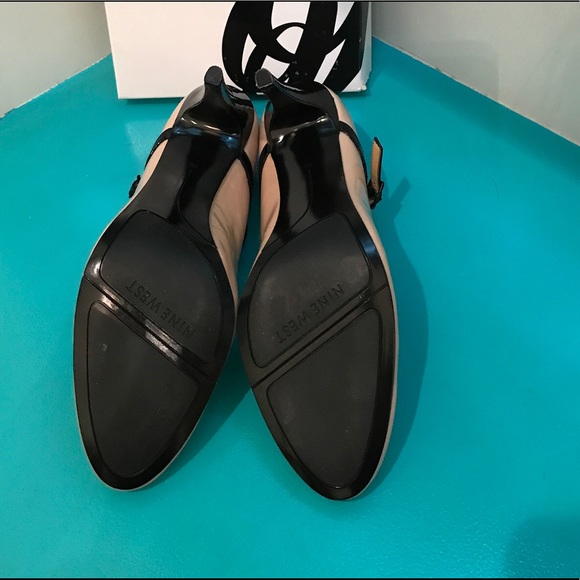 Nine West NIB Nude Pumps w/Black Strap 3 1/2 inch - Picture 4 of 4