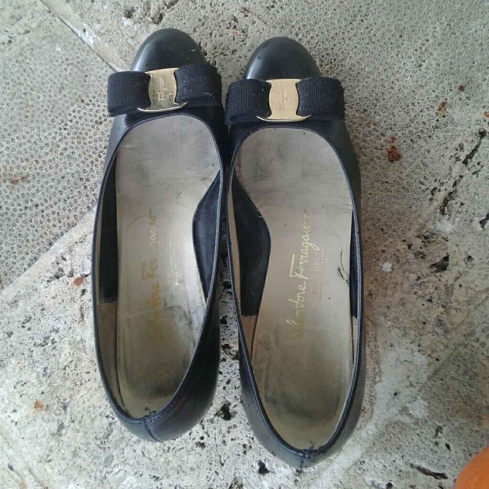 Ferragamo ladies bow pumps.(6B)