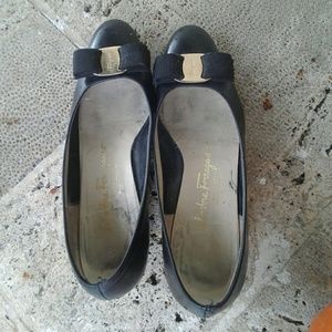 Ferragamo ladies bow pumps.(6B)