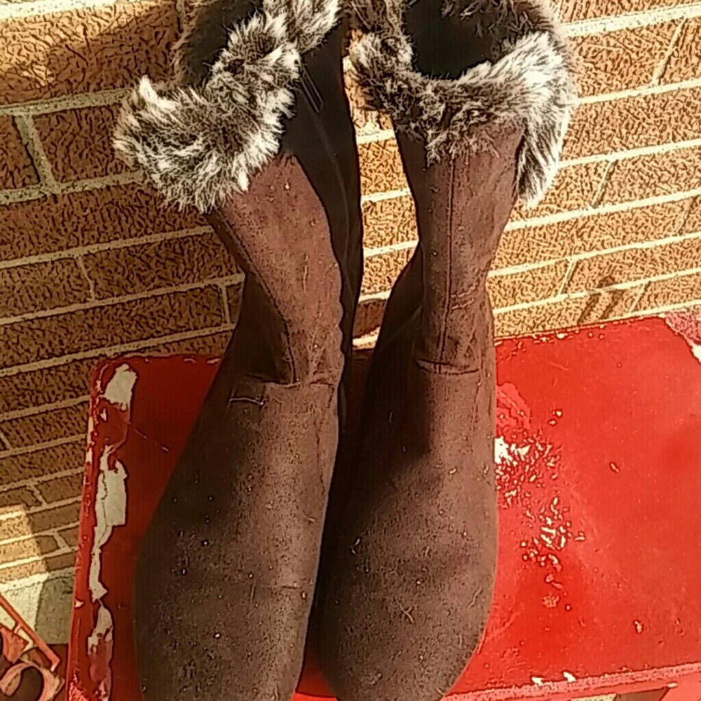 Fake fur boots, barely worn