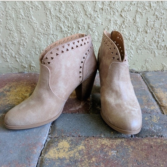 🎃SALE🎃 Vegan Leather Booties - Picture 2 of 7