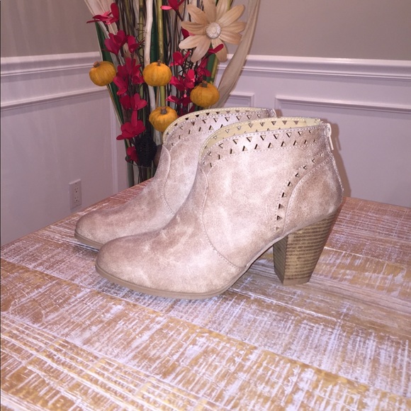 🎃SALE🎃 Vegan Leather Booties - Picture 4 of 7