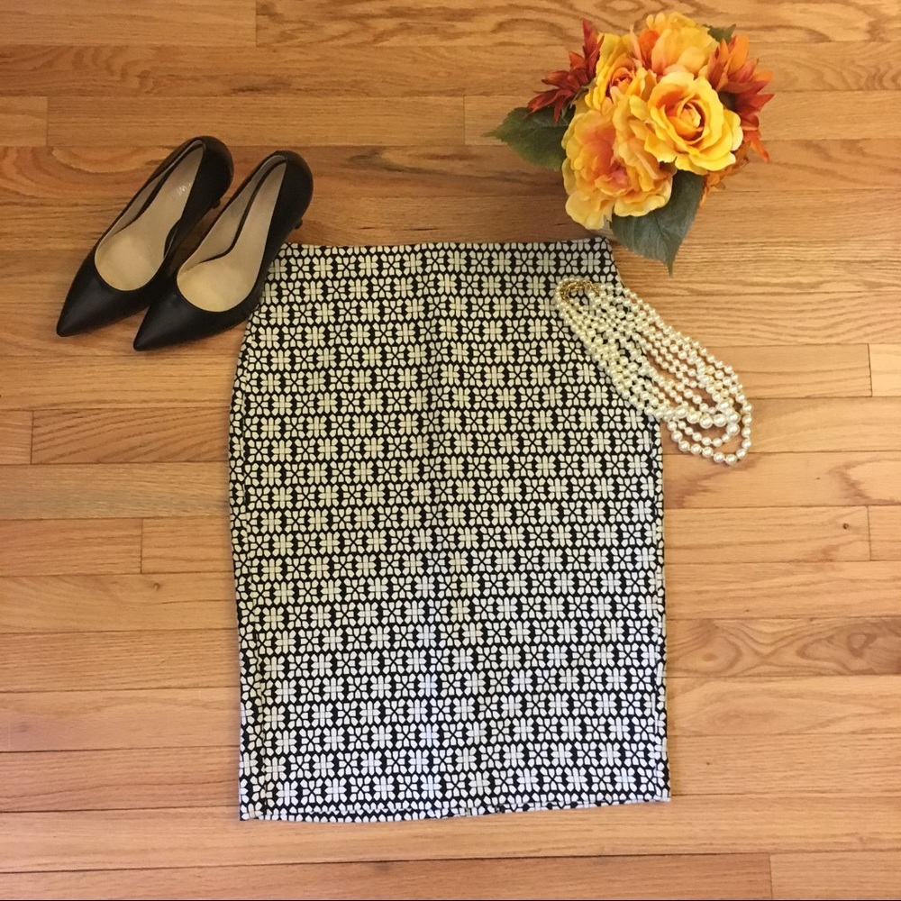 🛍 BANANA REPUBLIC BLACK/IVORY PRINT PENCIL SKIRT