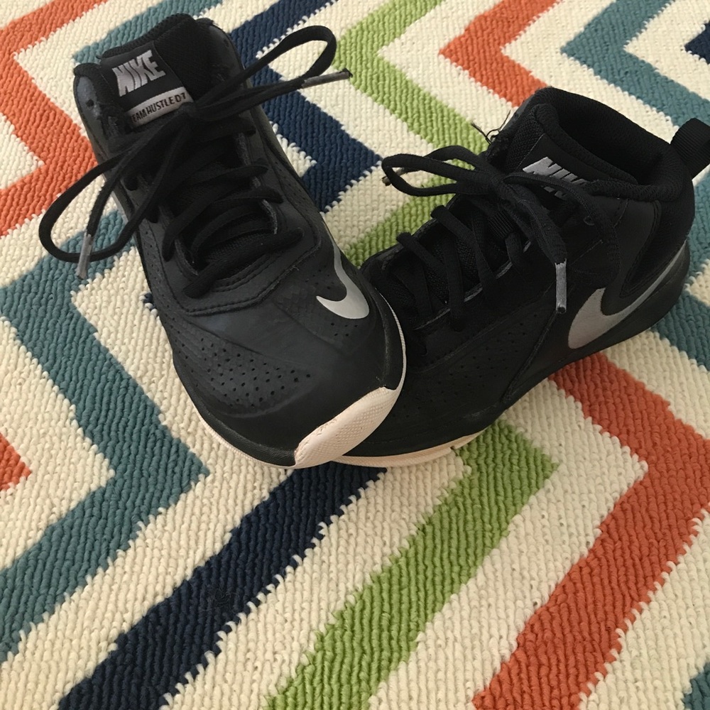 Little boys size 12 Nike shoes 💙