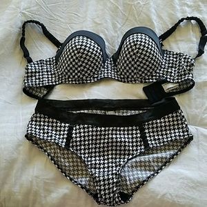 New 36 DD bra and medium panties