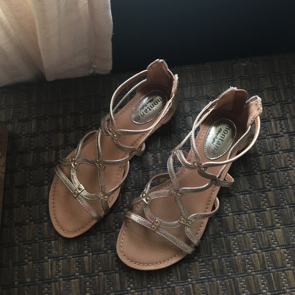 NWOT Gold Gladiator Sandals. Never worn. Size 7.5