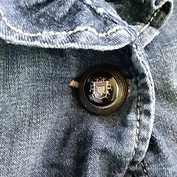 Deniem cover - Picture 4 of 6