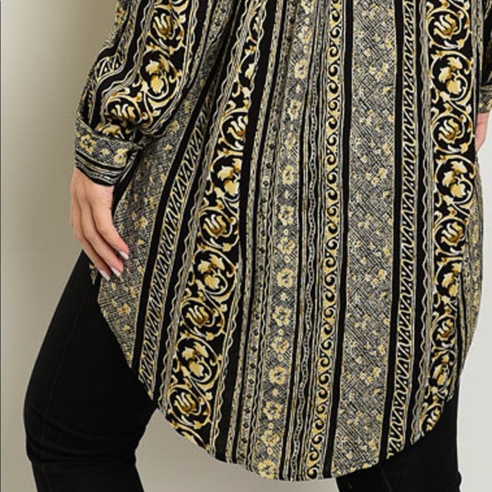 Hi-Lo Button Down Printed Top - Picture 7 of 8