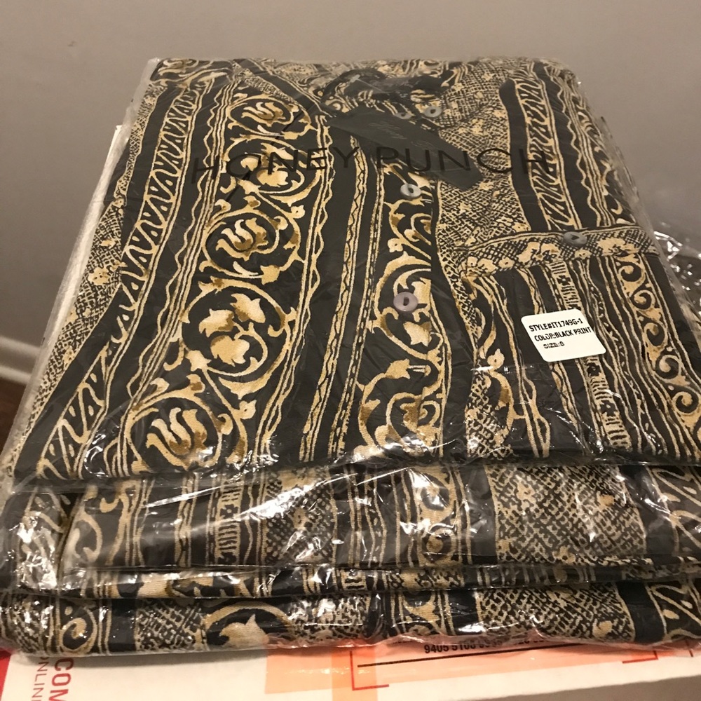 Hi-Lo Button Down Printed Top - Picture 8 of 8