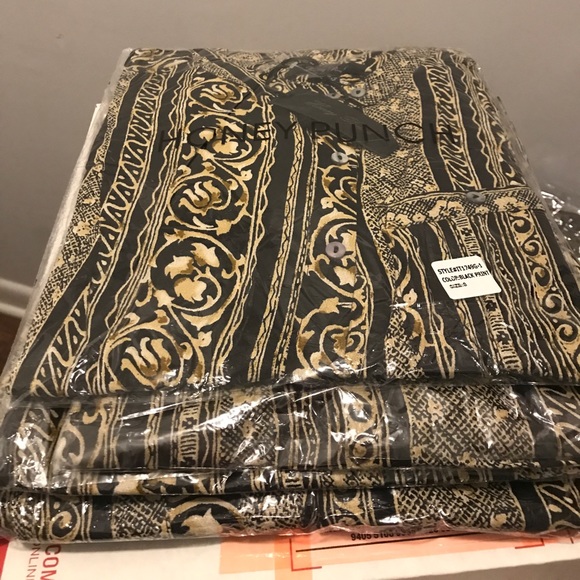 Hi-Lo Button Down Printed Top - Picture 8 of 8