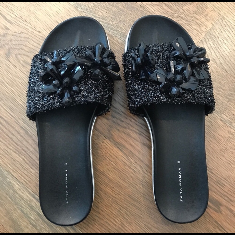 SUPER CUTE AND COMFY ZARA SLIP ONS 💚