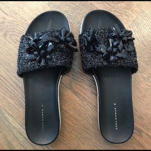 SUPER CUTE AND COMFY ZARA SLIP ONS 💚