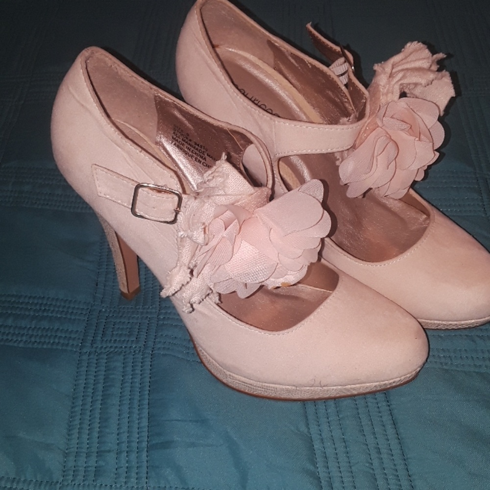 MAURICES cream pumps. Soft faux suede. Size 9