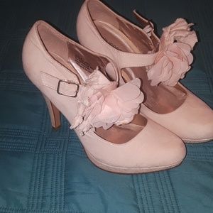 MAURICES cream pumps. Soft faux suede. Size 9