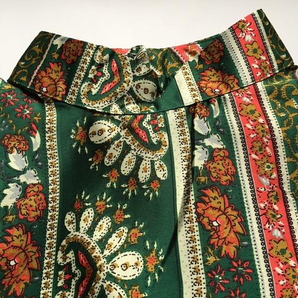 ❤NEW ❤ GREEN PAISLEY OPEN BACK TOP - Picture 3 of 5