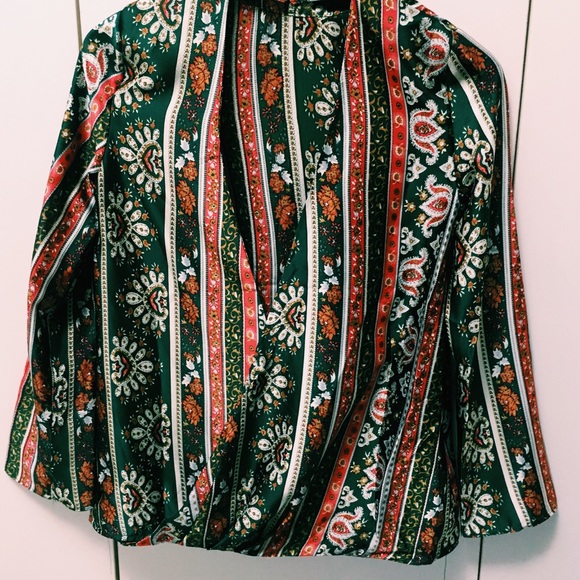 ❤NEW ❤ GREEN PAISLEY OPEN BACK TOP - Picture 5 of 5