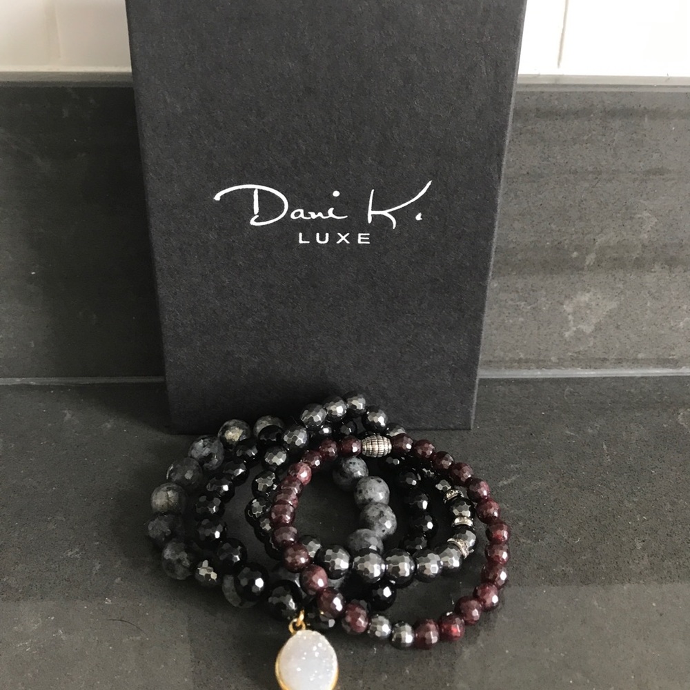 garnet, pyrite and labradorite beaded bracelet. 🖤