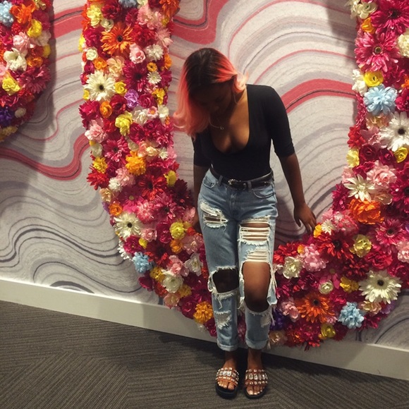 Brandy Melville Distressed Boyfriend Jeans - Picture 1 of 6