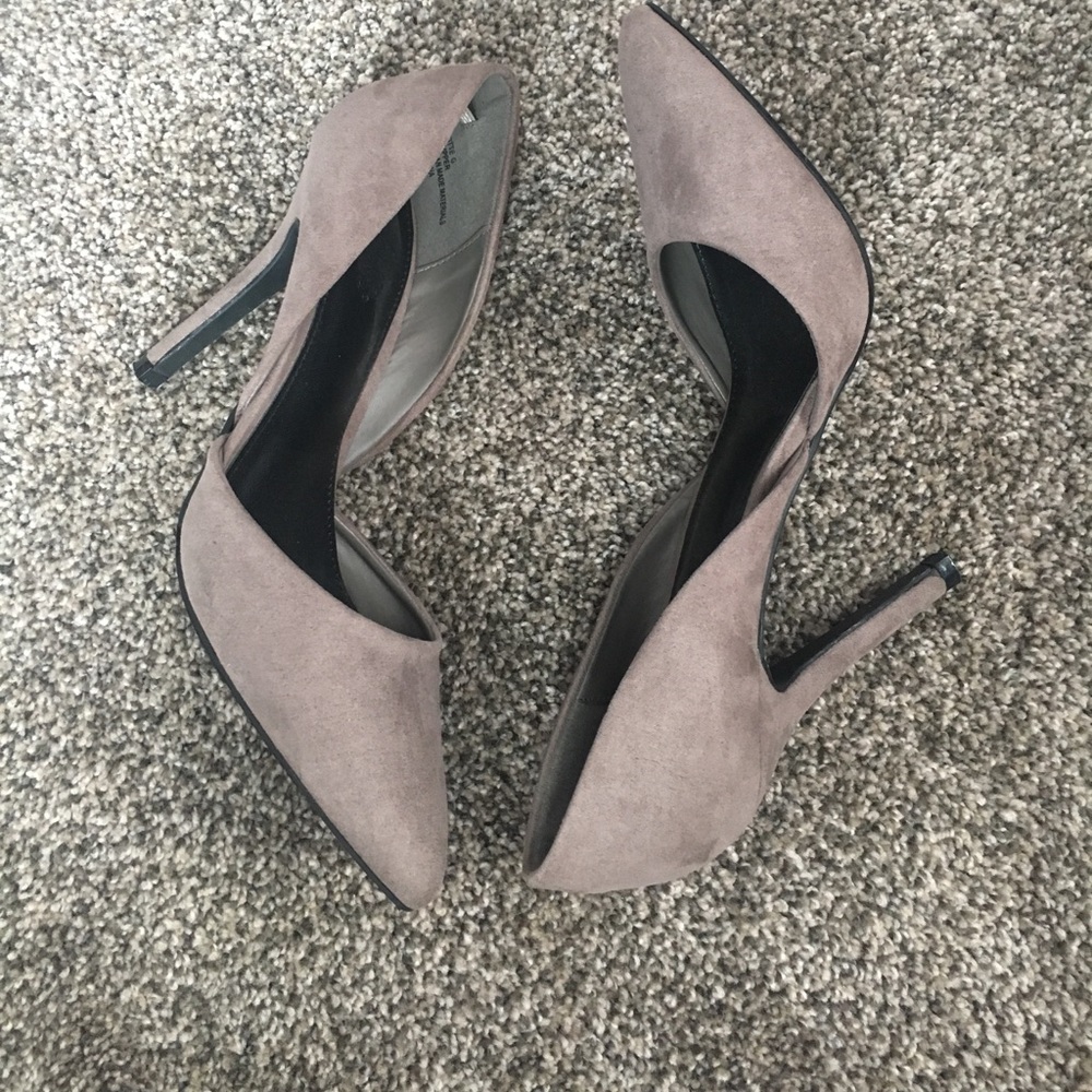 Gray pumps