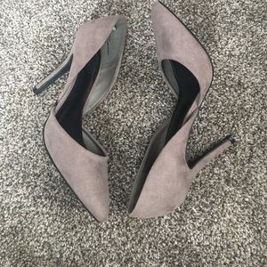 Gray pumps