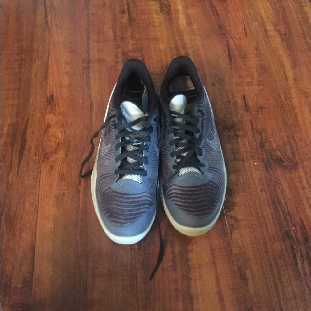 Boys grey Nikes size 3.5 EUC