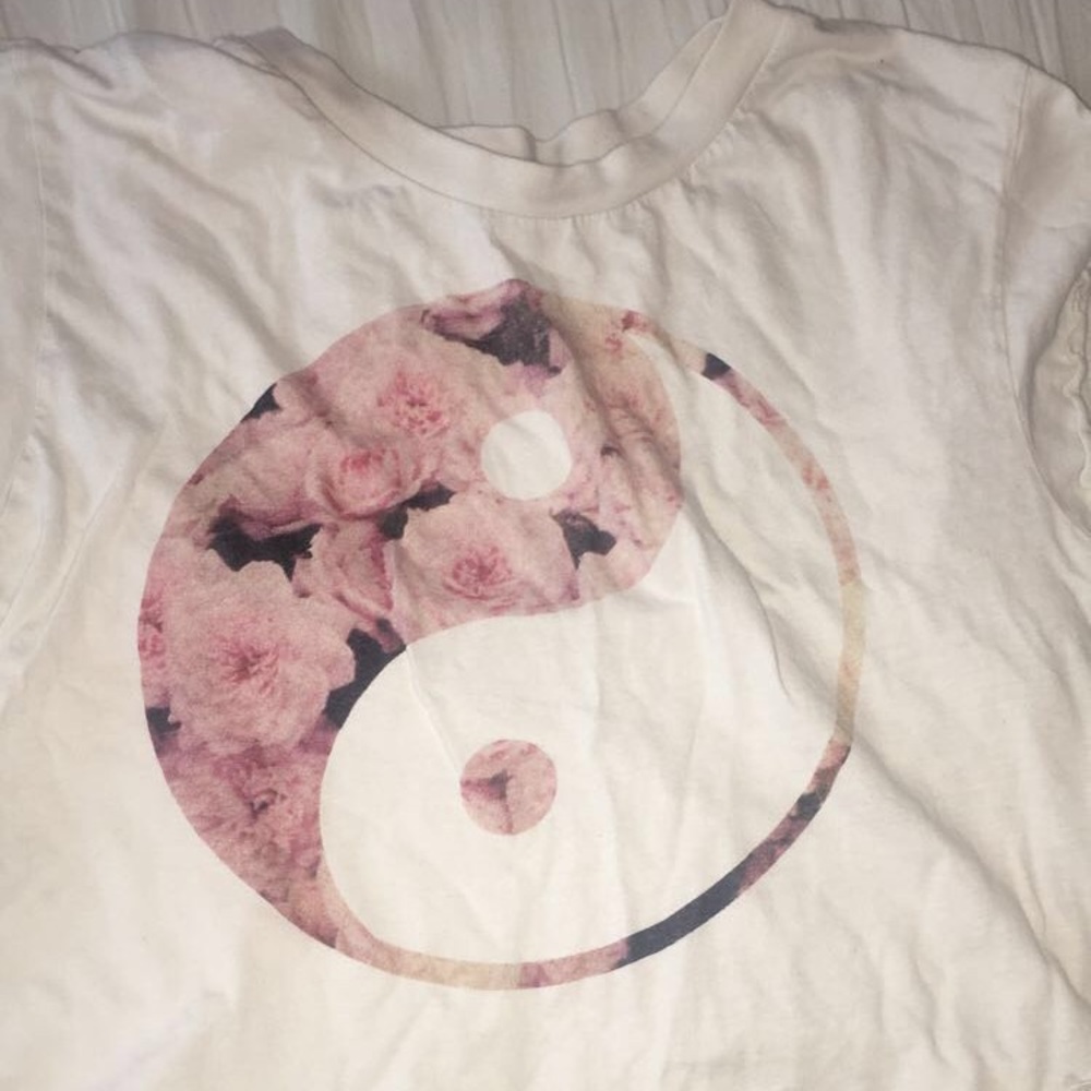 Brandy Melville ying yang shirt
