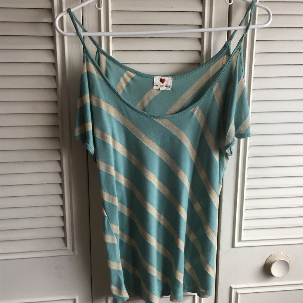 Beautiful cut out sleeve One Clothing shirt