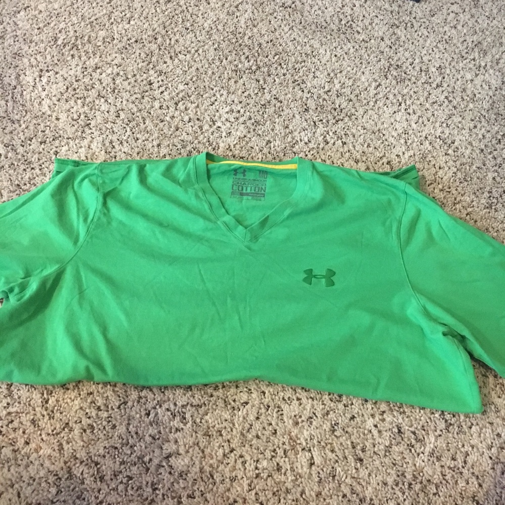 Men green underarmour v neck shirt