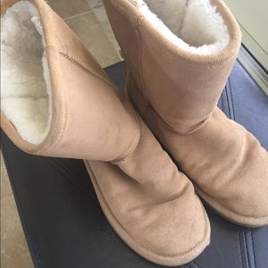 Tan Winter Boots: Faux Uggs
