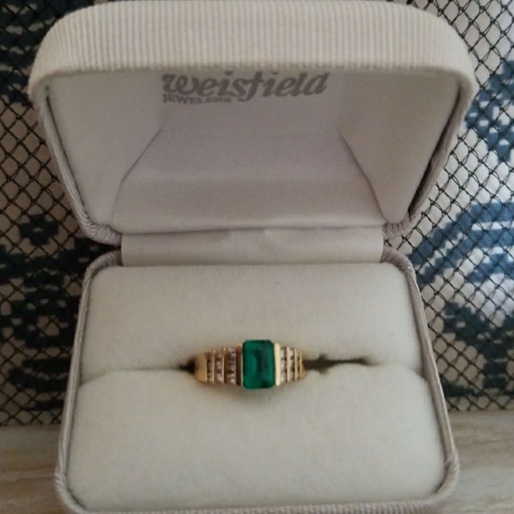 Gorgeous emerald diamond and gold ring