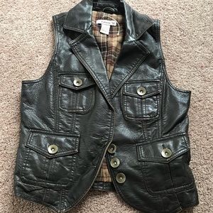Blackish/brown vest