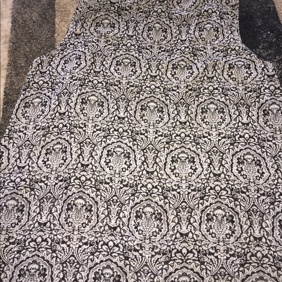 Black and White Top - Picture 4 of 4