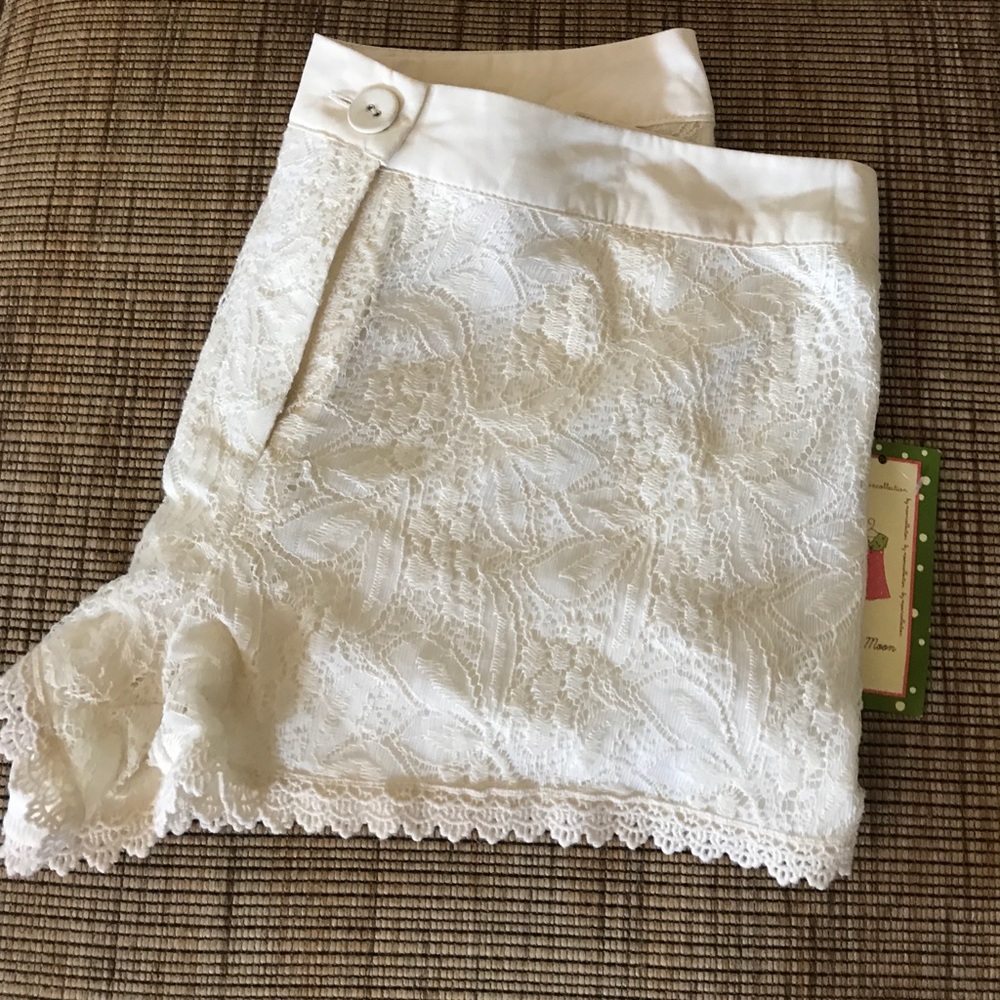New! Cream lace shorts