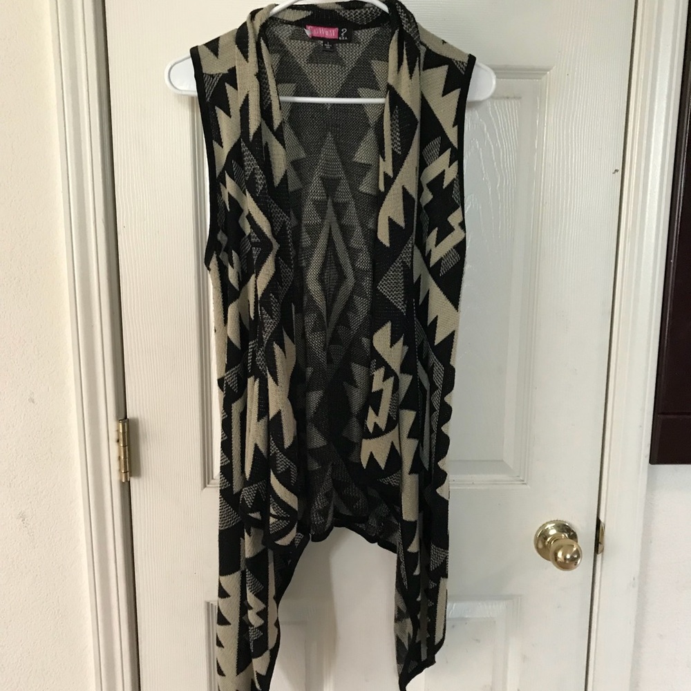NWOT PATTERN WATERFALL CARDIGAN
