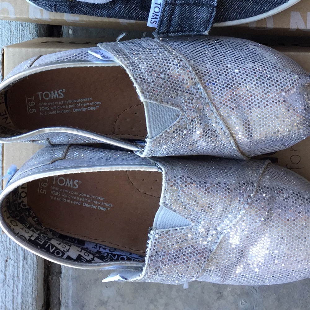 Tiny toms  9.5 silver kids tennis shoes glitter