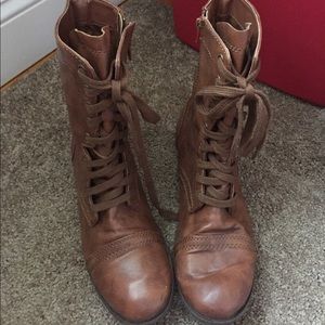 Combat boots with zipper