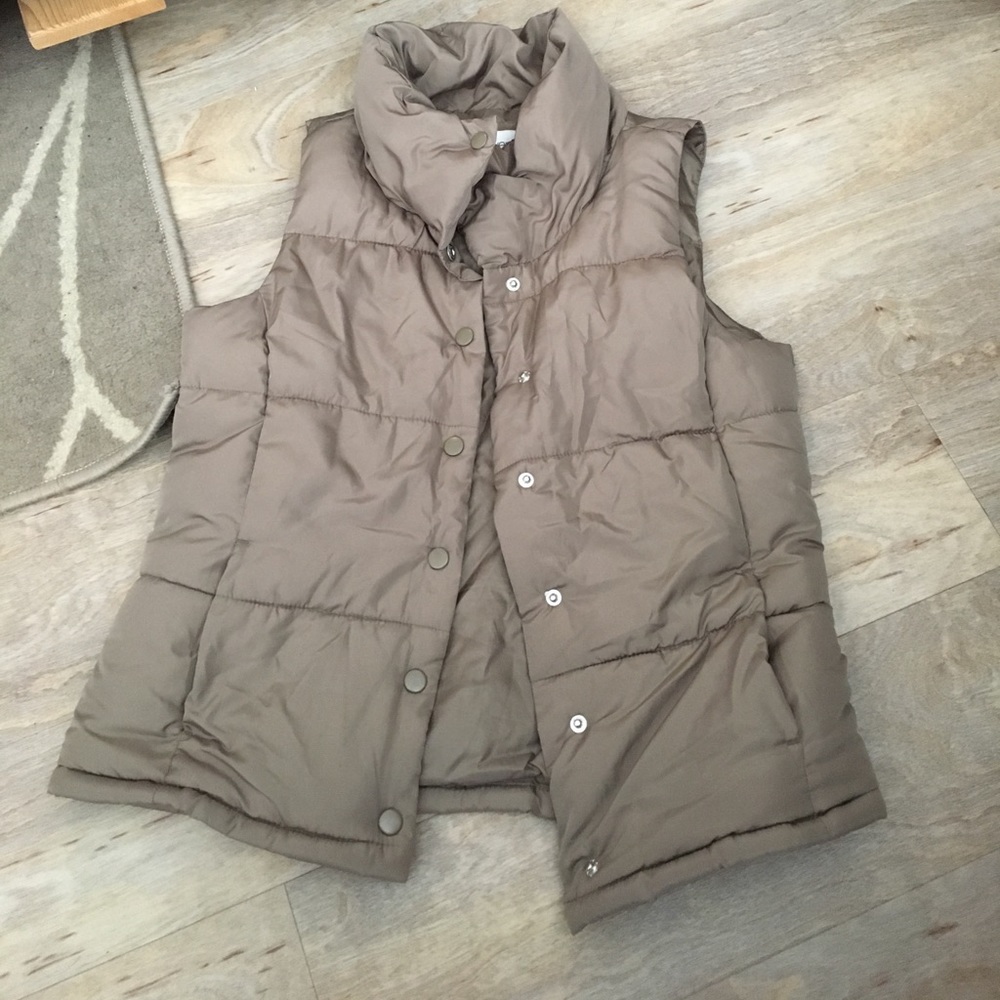 Tan puffy forever 21 vest sz. Small