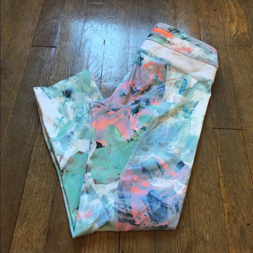 Lululemon- EUC Pastel Crops